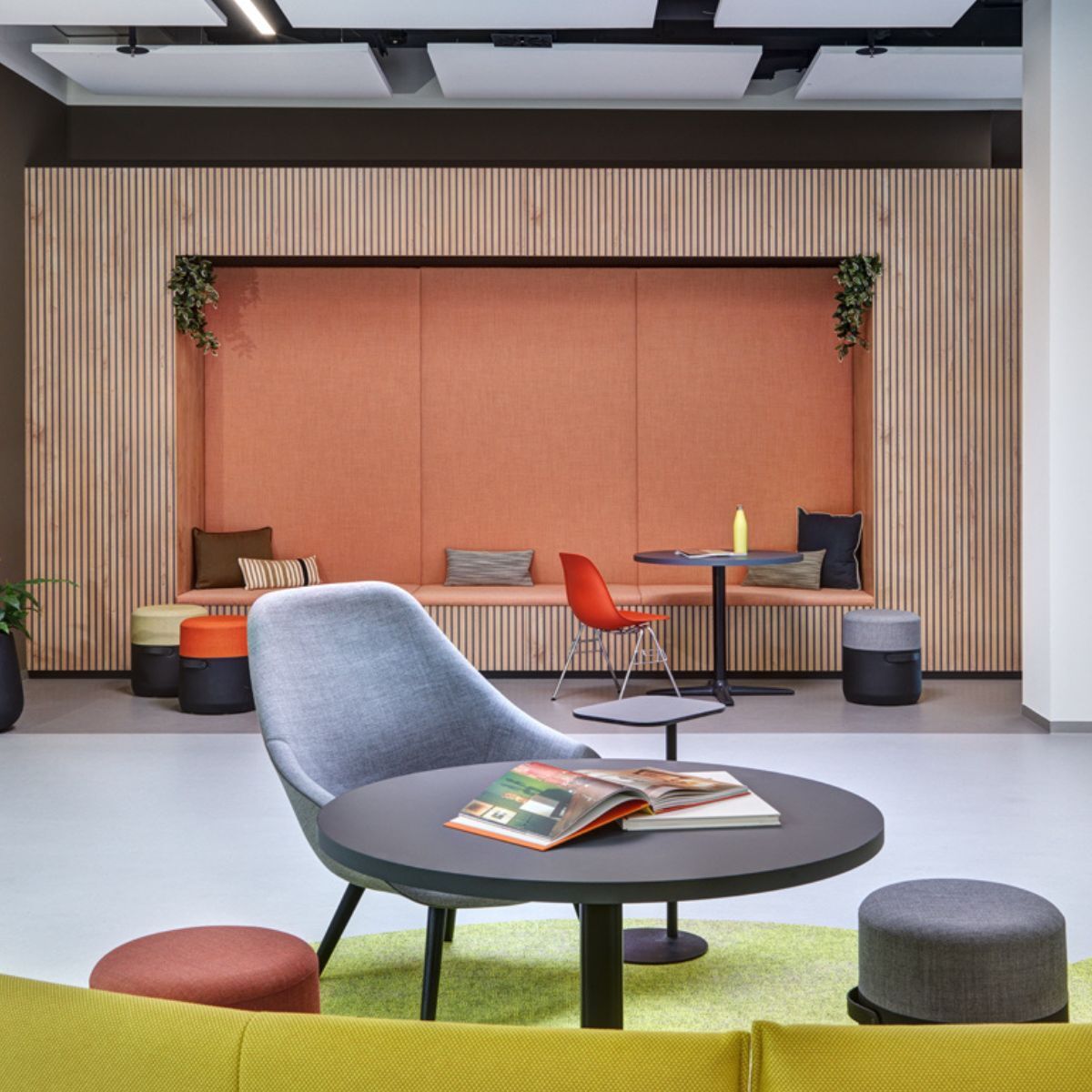 Loungebereich der Hochschule für angewandte Wissenschaft Ansbach, geplant und eingerichtet von designfunktion