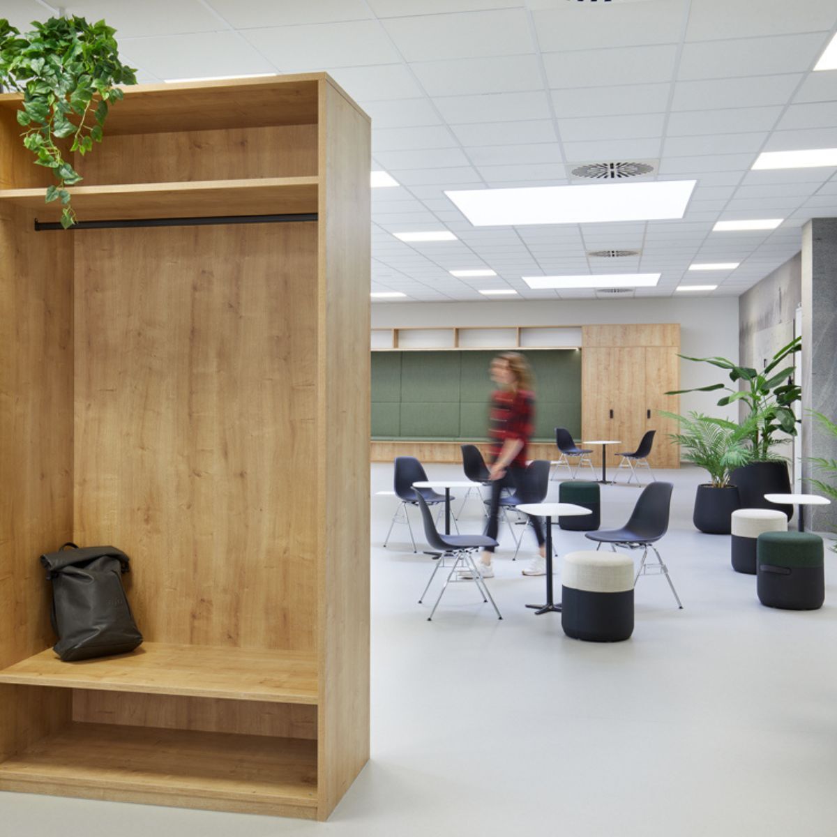 Garderobenschrank im Eingangsbereich der Hochschule für angewandte Wissenschaft Ansbach, geplant und eingerichtet von designfunktion