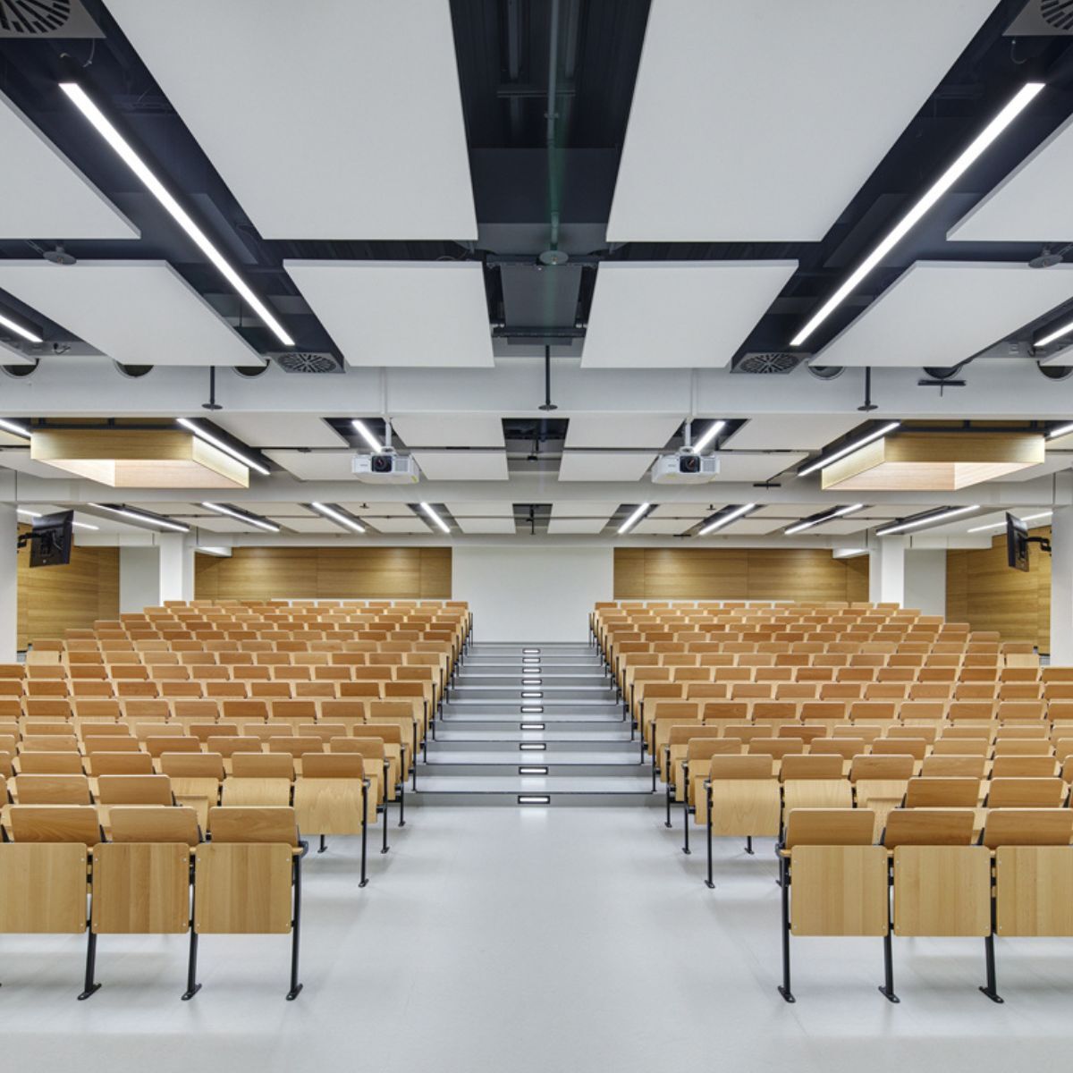 Hörsaal der Hochschule für angewandte Wissenschaft Ansbach, geplant und eingerichtet von designfunktion