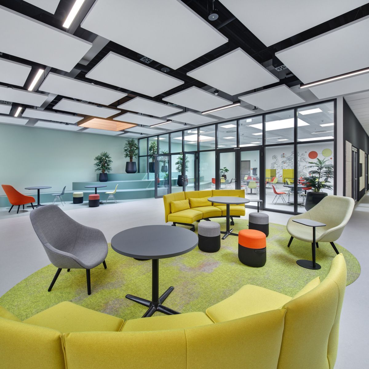 Loungemöbel im Foyer der Hochschule für angewandte Wissenschaft Ansbach, geplant und eingerichtet von designfunktion