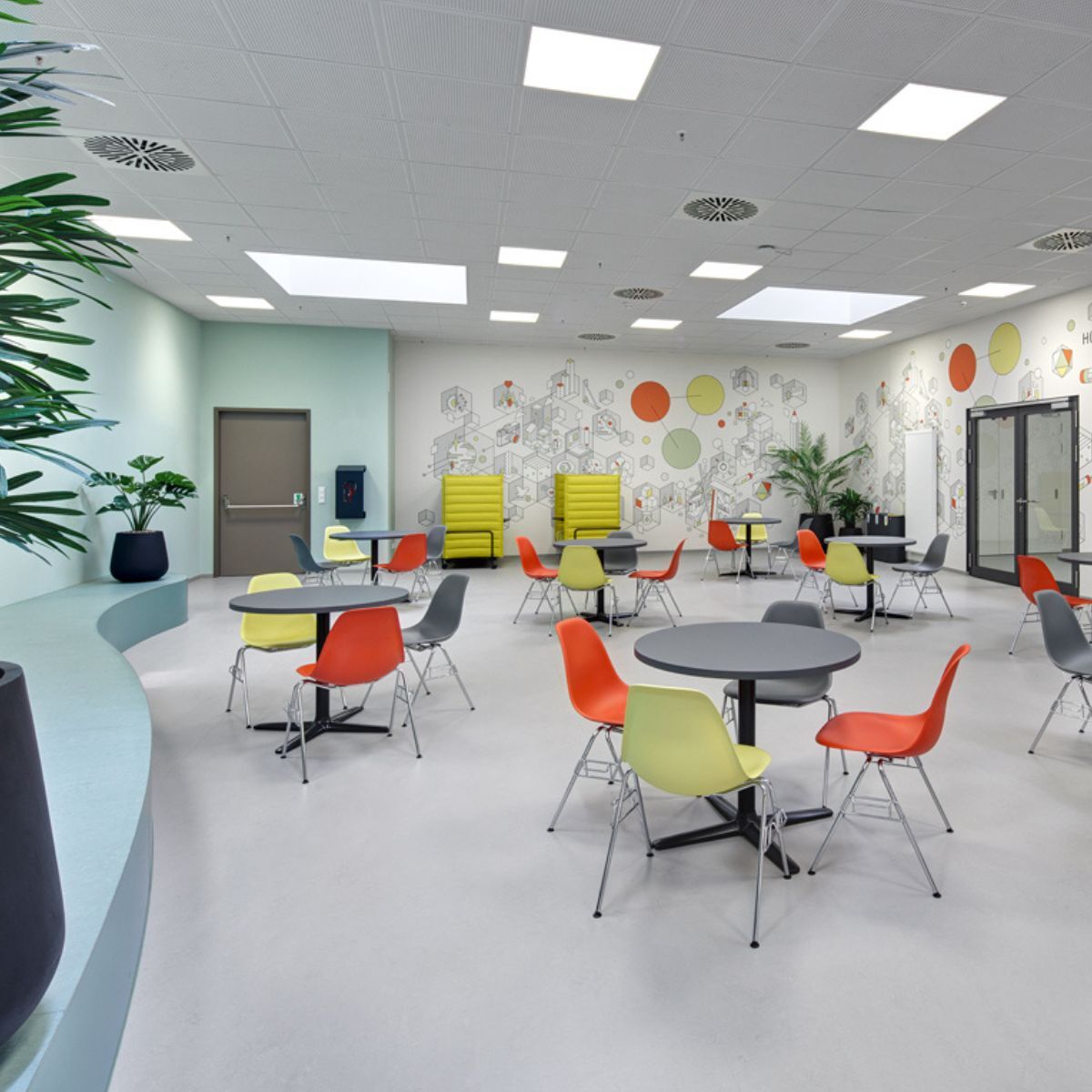 Foyer der Hochschule für angewandte Wissenschaft Ansbach mit großem Wandbild, geplant und eingerichtet von designfunktion