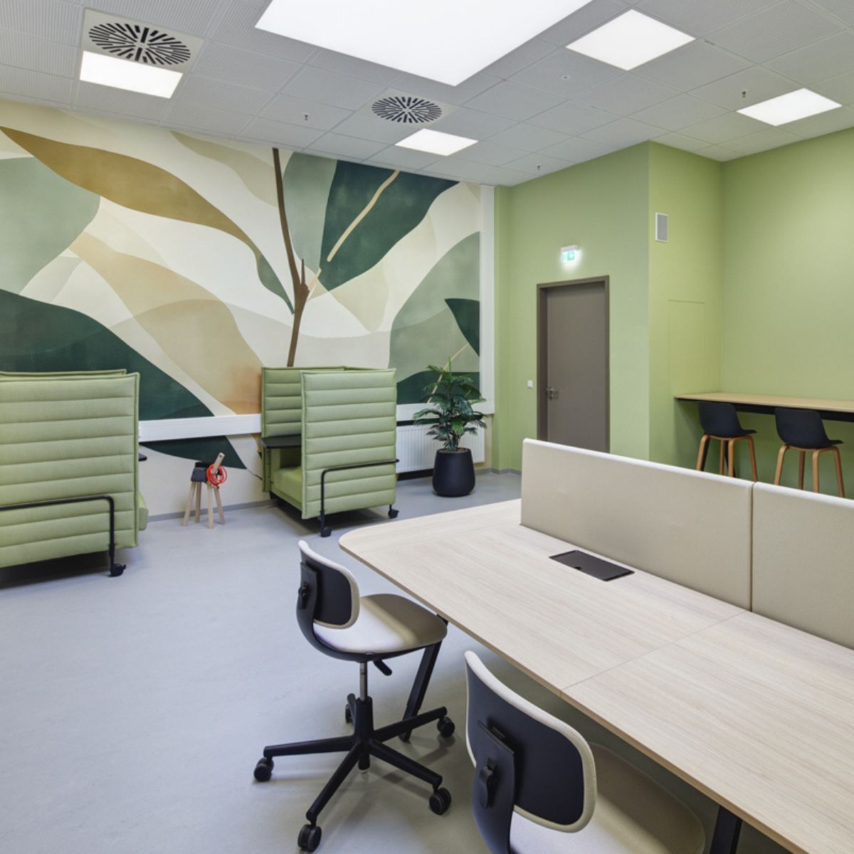 vielfältig nutzbarer Coworking-Bereich der Hochschule für angewandte Wissenschaft Ansbach, geplant und eingerichtet von designfunktion