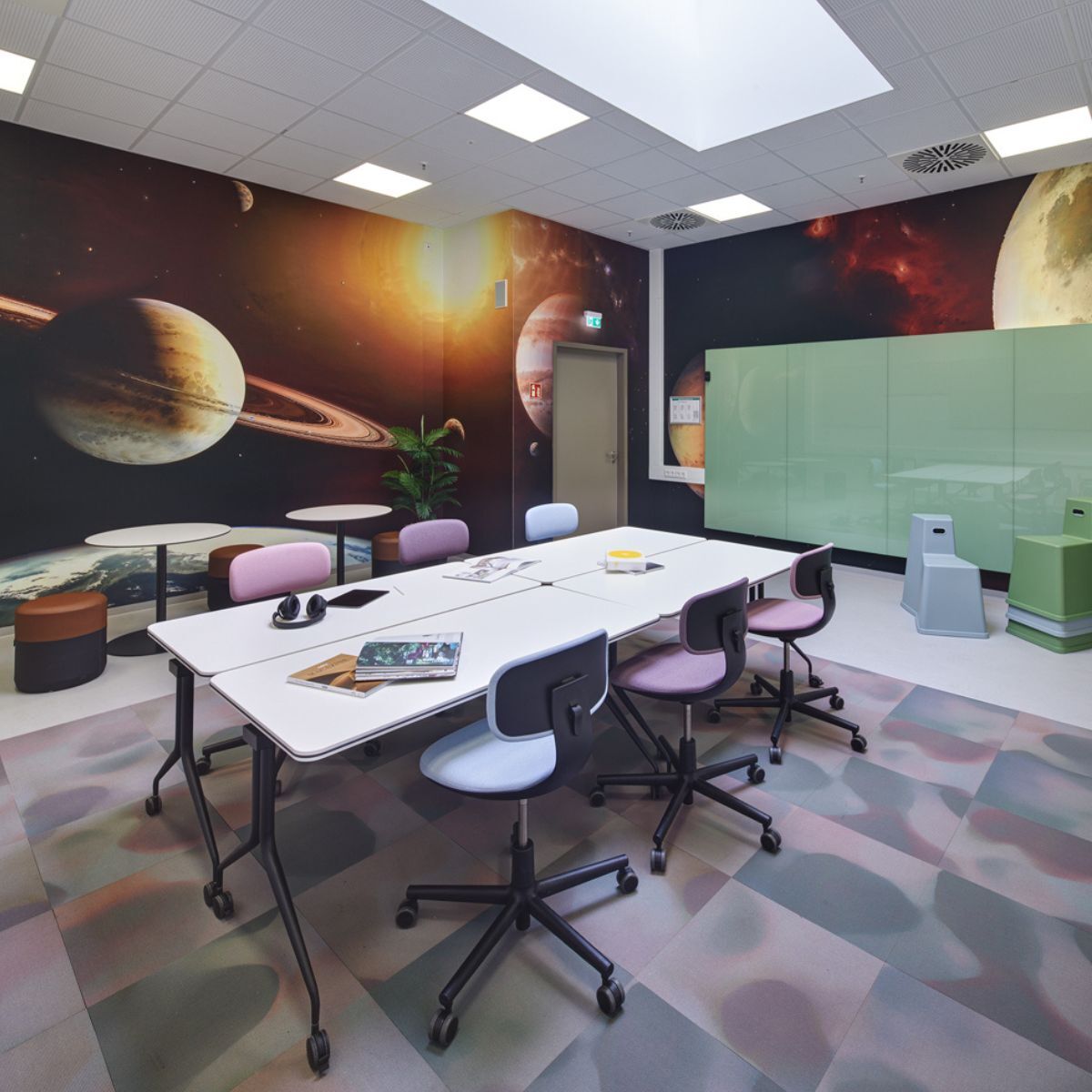 Lern- und Besprechungsraum mit Weltraum-Tapete in der Hochschule für angewandte Wissenschaft Ansbach, geplant und eingerichtet von designfunktion
