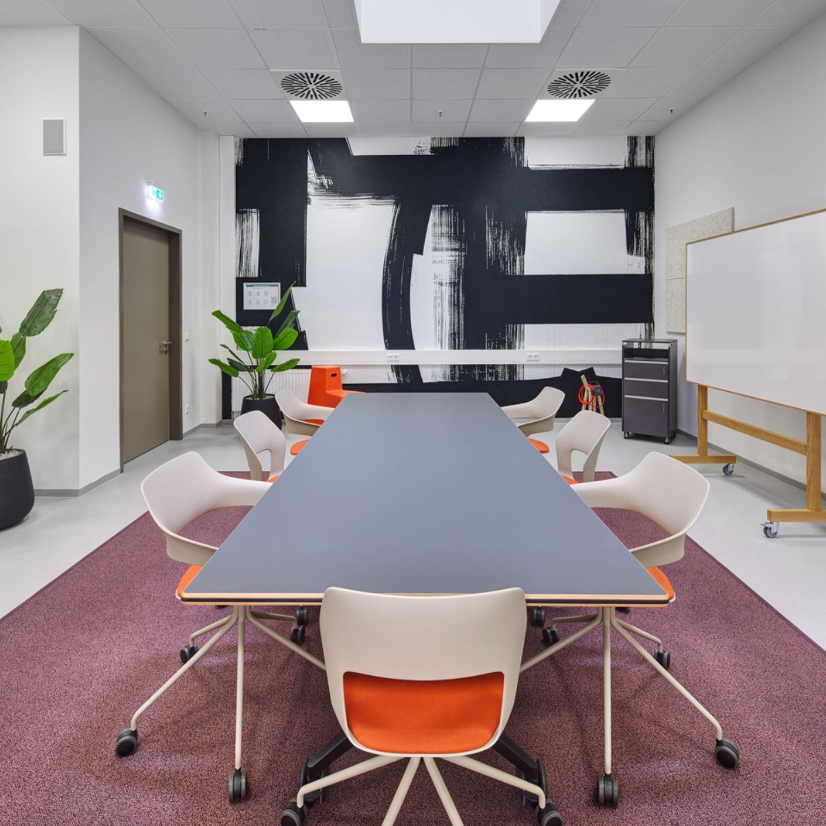 Lern- und Besprechungsraum an der Hochschule für angewandte Wissenschaft Ansbach, geplant und eingerichtet von designfunktion