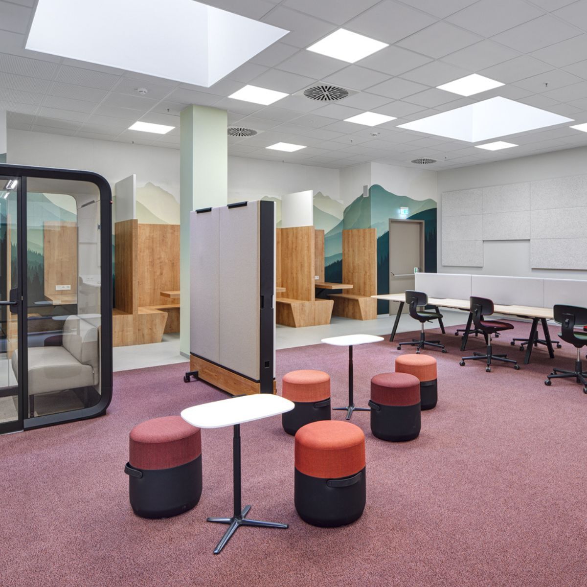 Coworking-Bereich mit Sitznieschen in der Hochschule für angewandte Wissenschaft Ansbach, geplant und eingerichtet von designfunktion