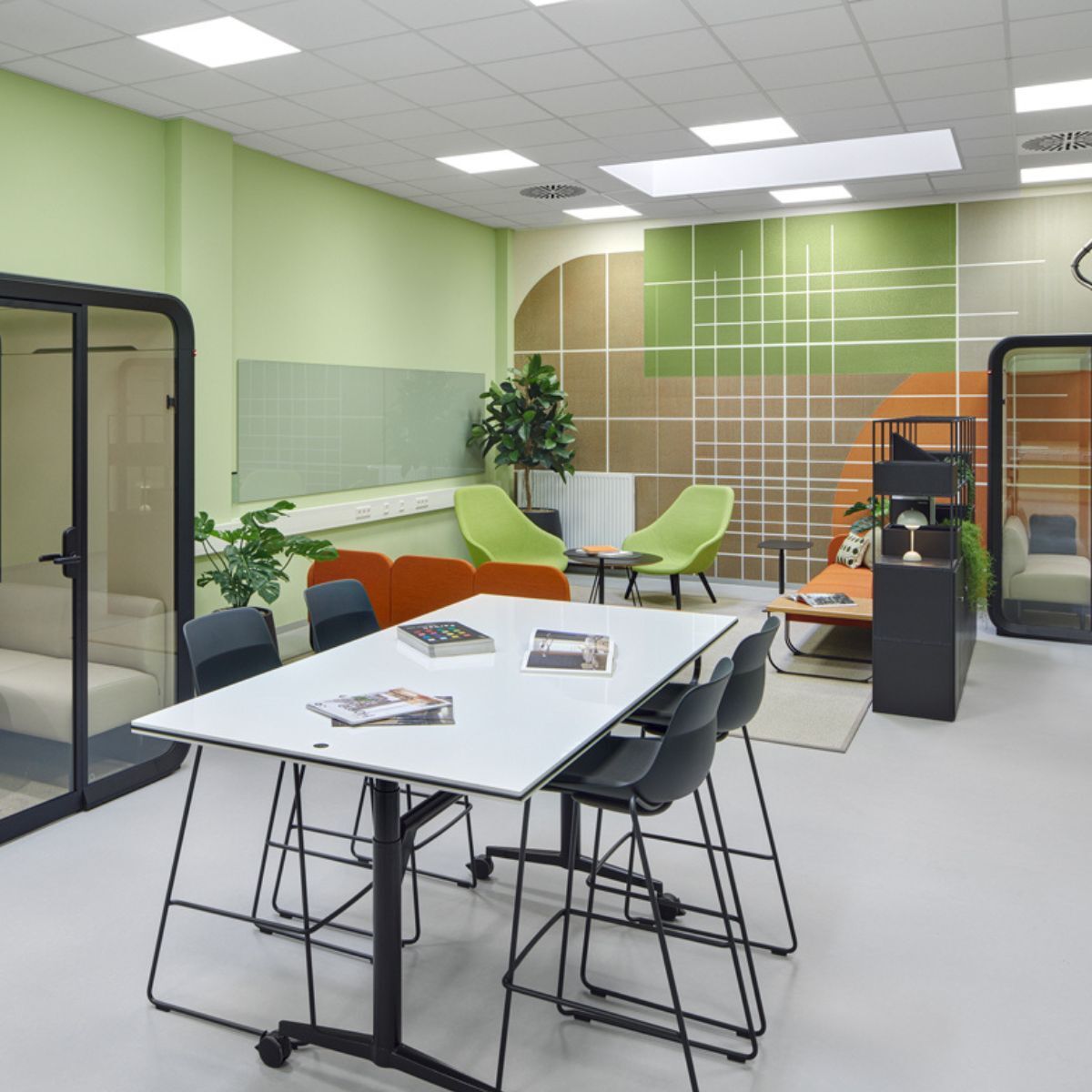 Tische mit Stühlen und Raum-in-Raum-Lösungen in der Hochschule für angewandte Wissenschaft Ansbach, geplant und eingerichtet von designfunktion