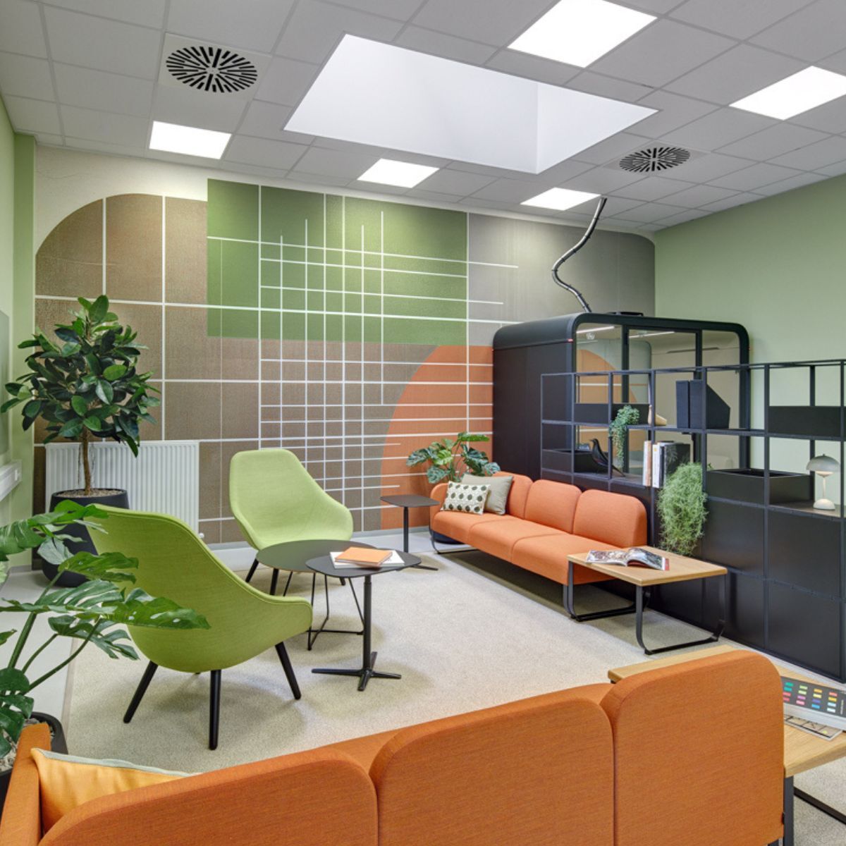 Co-Working-Bereich mit Loungemöbeln der Hochschule für angewandte Wissenschaft Ansbach, geplant und eingerichtet von designfunktion