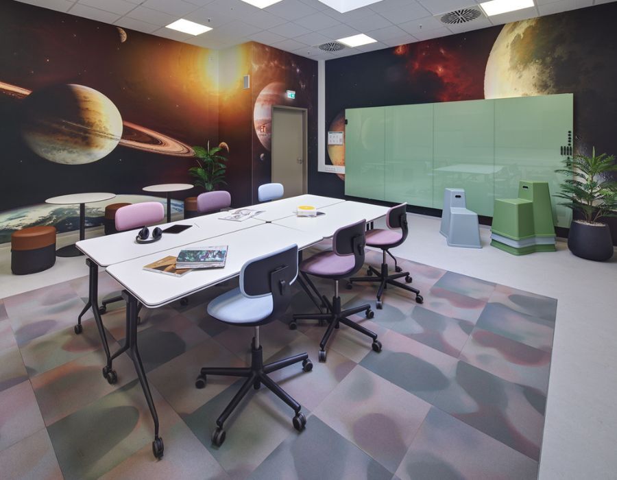 Blick in einen Lern- und Besprechungsraum der Hochschule für angewandte Wissenschaft Ansbach, geplant und eingerichtet von designfunktion