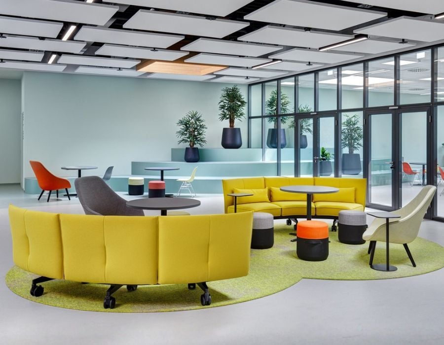 Foyer mit vielfältigen Sitzgelegenheiten der Hochschule für angewandte Wissenschaft Ansbach, geplant und eingerichtet von designfunktion