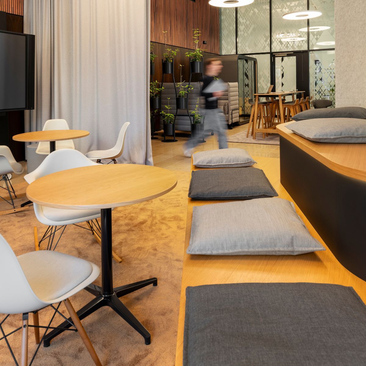 Co-Working Bereich mit Akustikvorhang und unterschiedenen Zonen bei der IHK München und Oberbayern, geplant und eingerichtet von designfunktion