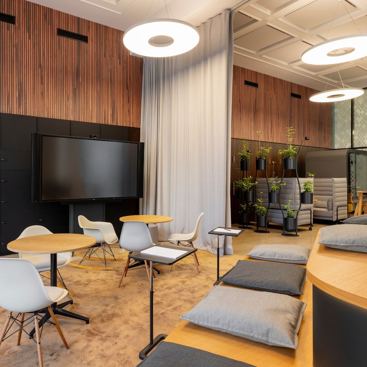 Blick über verschiedene Zonen des Co-Working Bereichs der IHK München und Oberbayern, geplant und eingerichtet von designfunktion