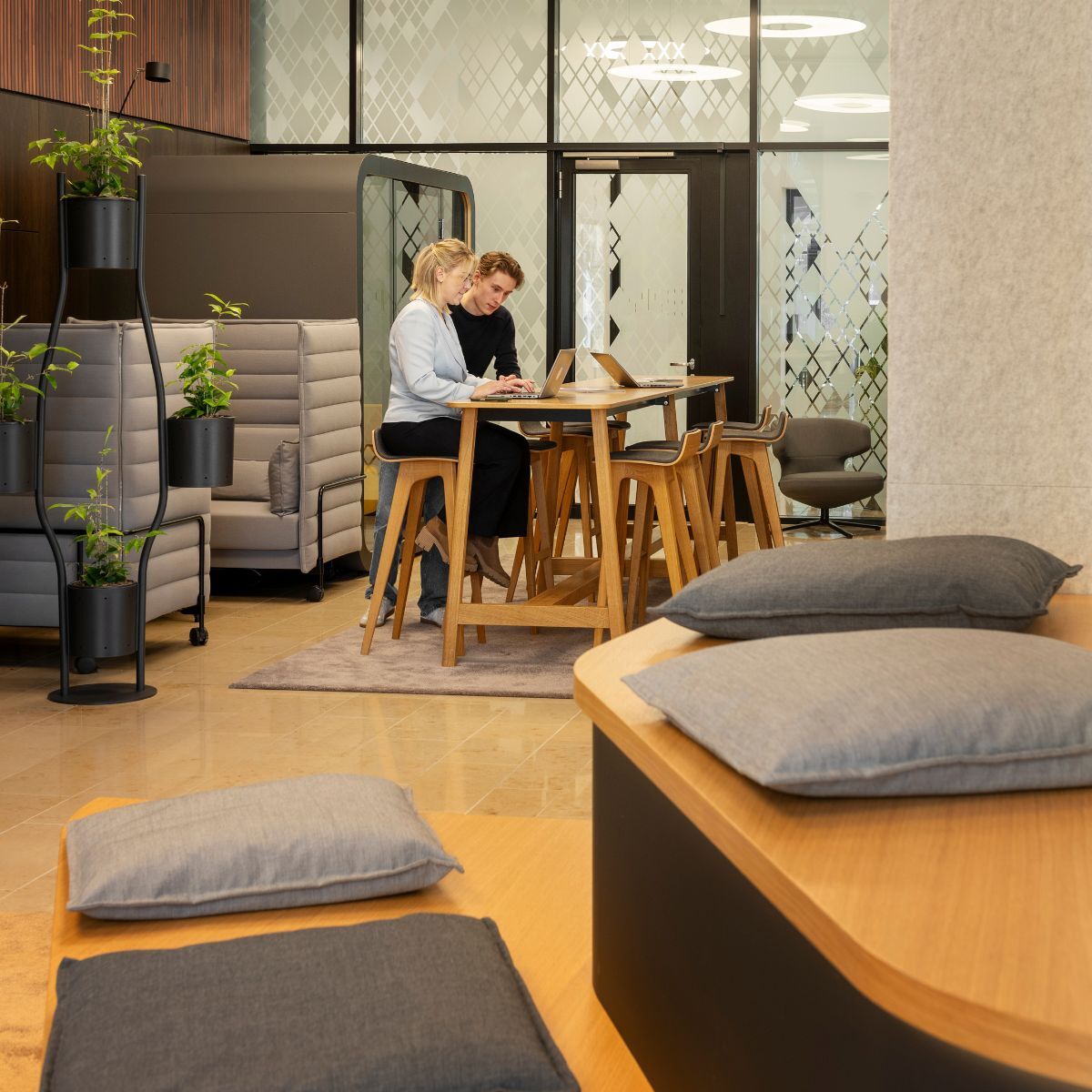 spontane Besprechung zwischen zwei Personen im Co-Working Bereich der IHK München und Oberbayern, geplant und eingerichtet von designfunktion