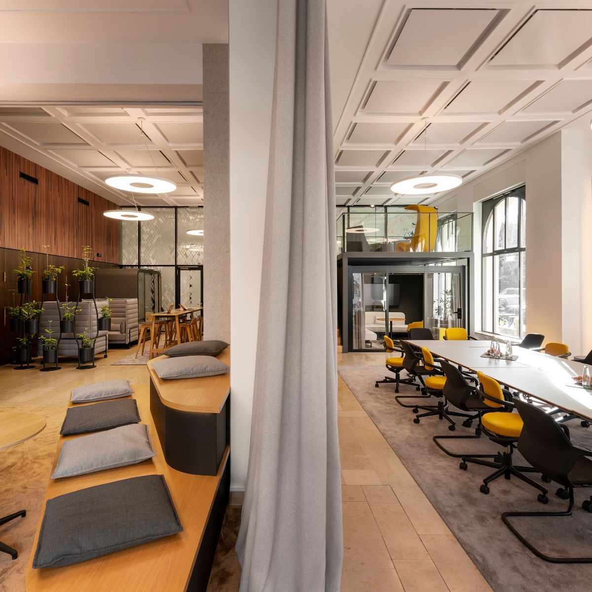 Akustikvorhang als Trennelement verschiedener Zonen im Co-Working Bereich der IHK München und Oberbayern, geplant und eingerichtet von designfunktion