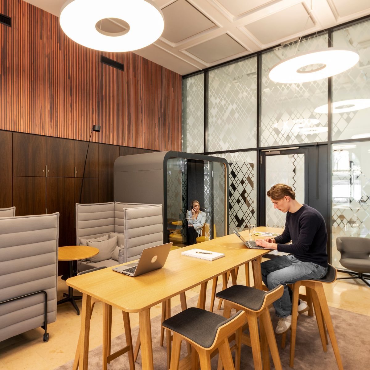 Co-Working Bereich mit Hochtisch, Alkove und Raum-in-Raum-System der IHK München und Oberbayern, geplant und eingerichtet von designfunktion