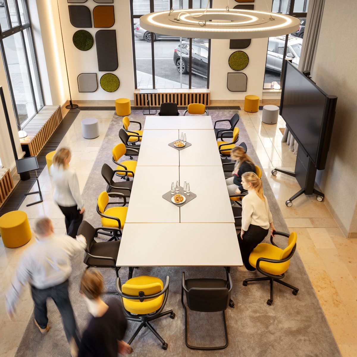 Blick von oben auf großen Konferenztisch im Co-Working Bereich der IHK München und Oberbayern, geplant und eingerichtet von designfunktion