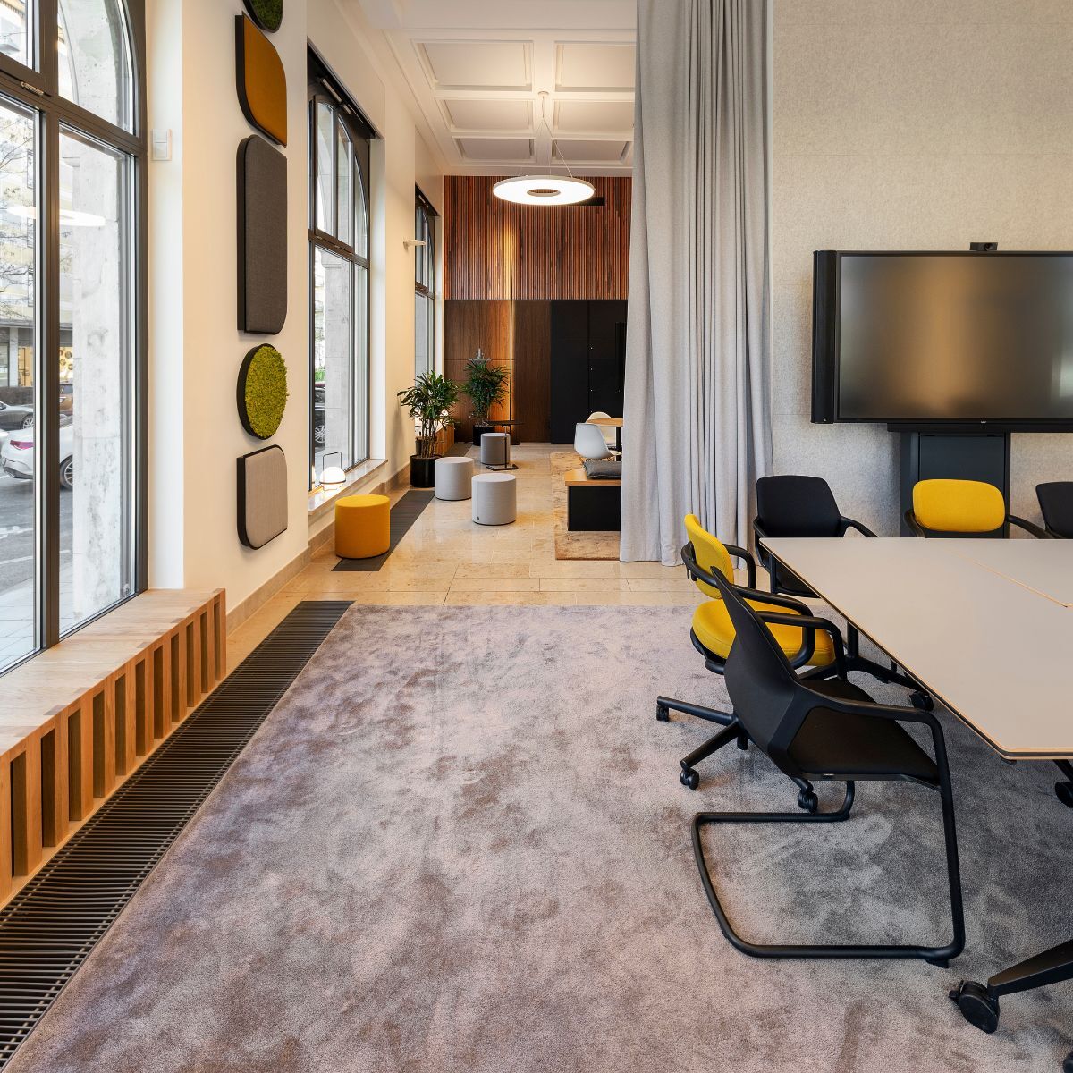 Blick in zwei verschieden nutzbare Zonen im Co-Working Bereich der IHK München und Oberbayern, geplant und eingerichtet von designfunktion