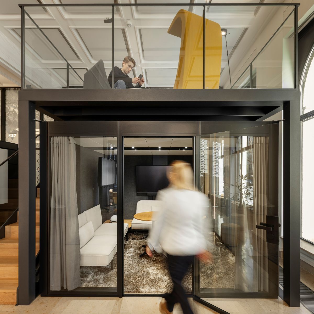 Raum-in-Raum-System mit aufgesetzter Galerie im Co-Working Bereich der IHK München und Oberbayern, geplant und eingerichtet von designfunktion