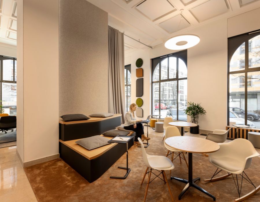 verschiedene Sitzgelegenheiten im Co-Working Bereich der IHK München und Oberbayern, geplant und eingerichtet von designfunktion