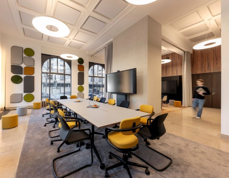 Blick über Co-Working Bereich mit verschiedenen Zonen bei der IHK München und Oberbayern, geplant und eingerichtet von designfunktion