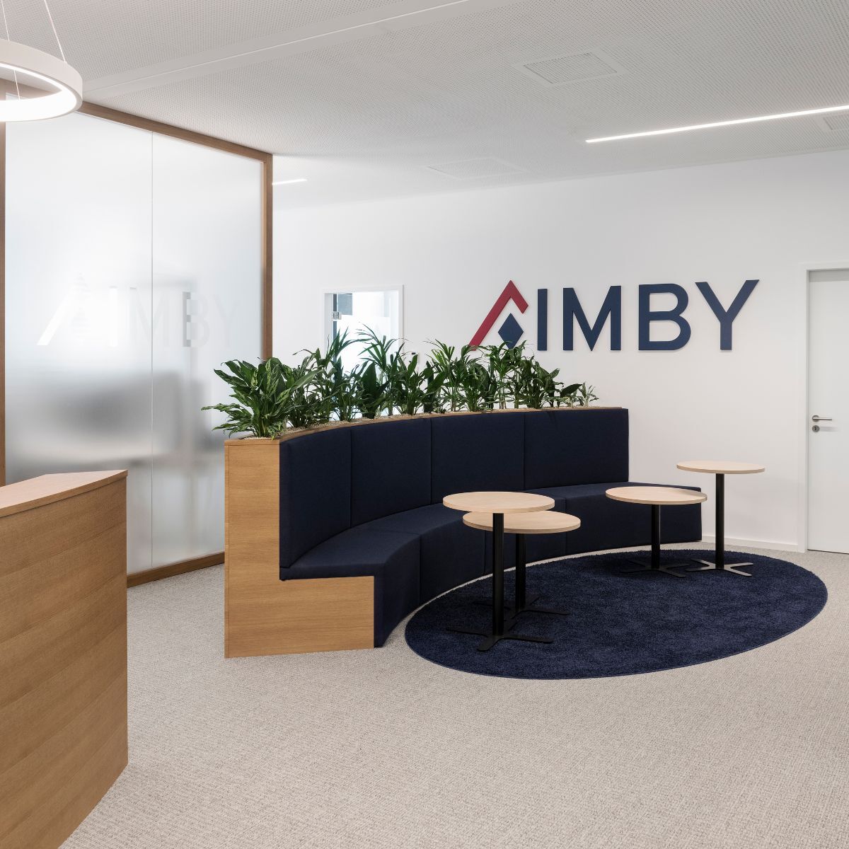 Sitzgelegenheiten im Empfangsbereich der neuen Arbeitswelt der Immobilien Freistaat Bayern, Beratung und Planung designfunktion München