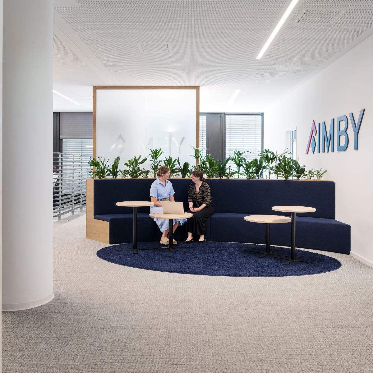Blick auf den Empfangsbereich in der neuen Arbeitswelt der Immobilien Freistaat Bayern, Beratung und Planung designfunktion München