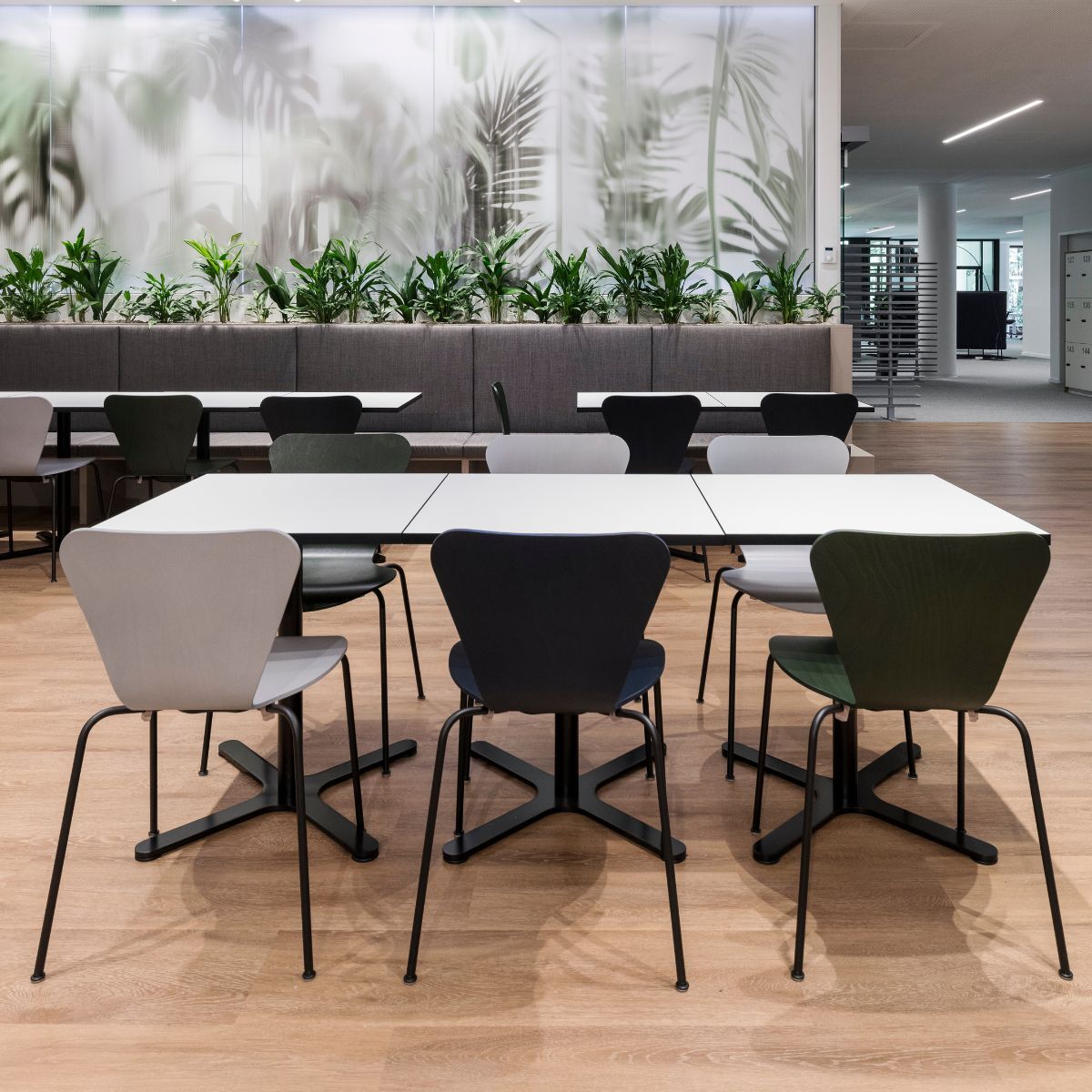 verschiedene Sitzgelegenheiten im Gemeinschaftsbereich der neuen Arbeitswelt der Immobilien Freistaat Bayern, Beratung und Planung designfunktion München