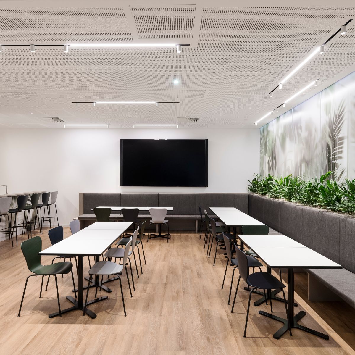 Blick ins Working Café mit großem Bildschirm in der neuen Arbeitswelt der Immobilien Freistaat Bayern, Beratung und Planung designfunktion München