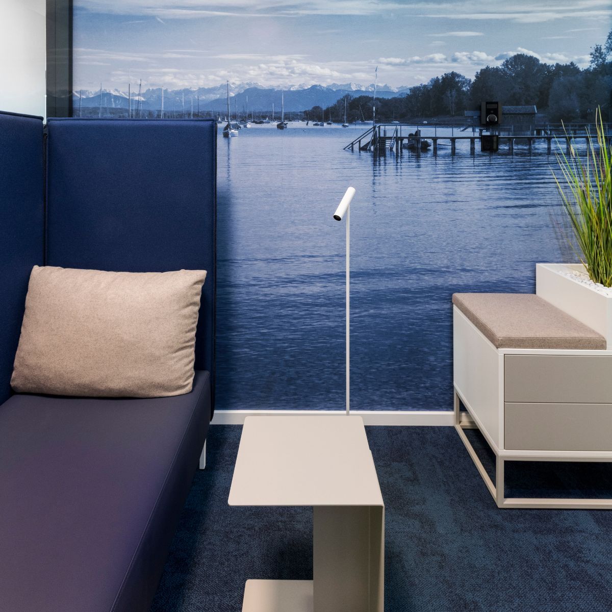 Rückzugsmöglichkeit mit bequemen Lounge-Möbeln in der neuen Arbeitswelt der Immobilien Freistaat Bayern, Beratung und Planung designfunktion München