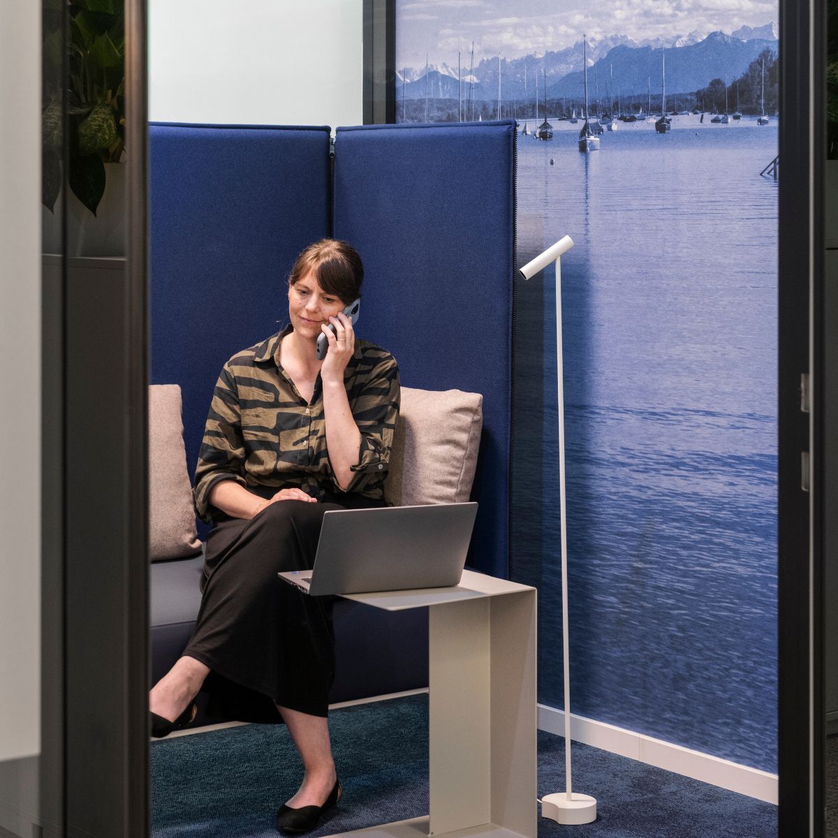 Frau telefoniert im Rückzugsbereich in der neuen Arbeitswelt der Immobilien Freistaat Bayern, Beratung und Planung designfunktion München