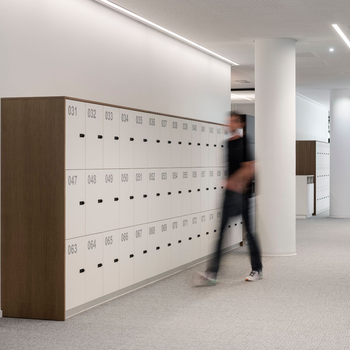 Mitarbeiter vor Locker-Schränken in der neuen Arbeitswelt der Immobilien Freistaat Bayern, Beratung und Planung designfunktion München