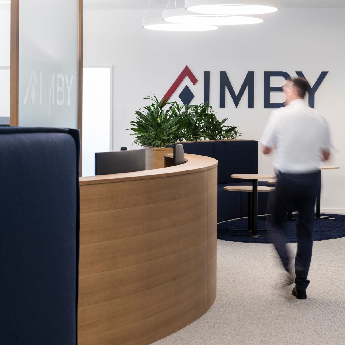 Mitarbeiter im Empfangsbereich der neuen Arbeitswelt der Immobilien Freistaat Bayern, Beratung und Planung designfunktion München