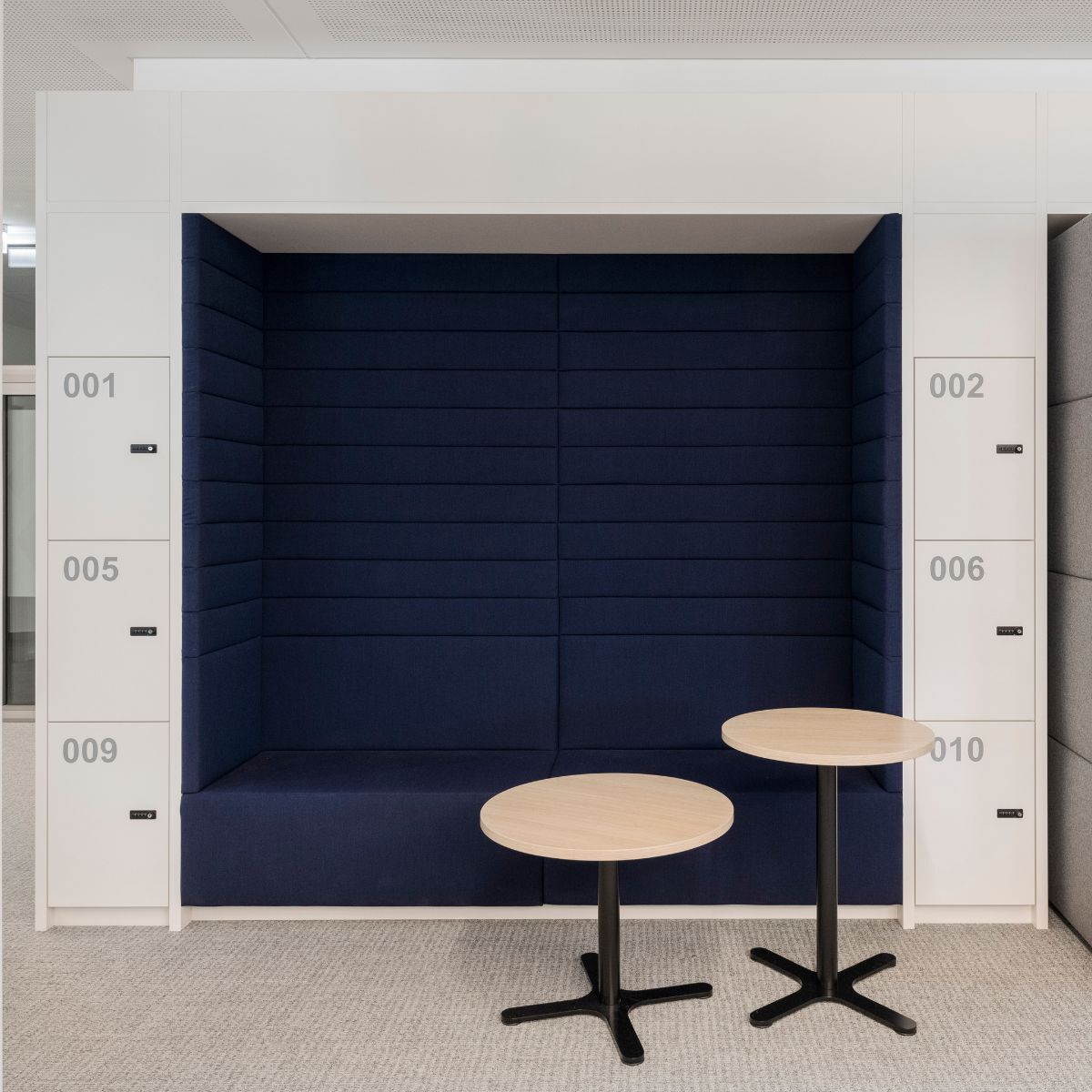 Lockerschränke mit Nische als Sitzgelegenheit in der neuen Arbeitswelt der Immobilien Freistaat Bayern, Beratung und Planung designfunktion München
