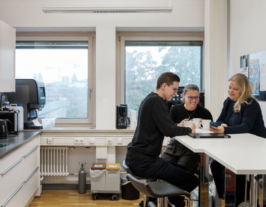 Mitarbeitende in der Küche der Zentrale der Immobilien Freistaat Bayern vor dem Umzug und der Neugestaltung der Arbeitswelt mit Unterstützung von designfunktion