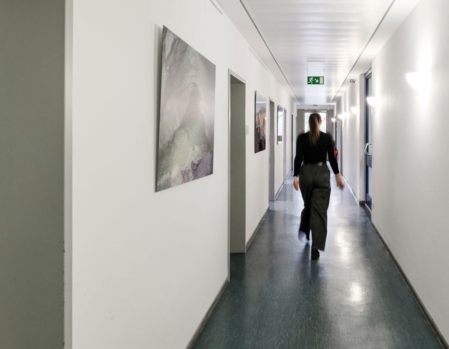 langer Flur in der Zentrale der Immobilien Freistaat Bayern vor dem Umzug und der Neugestaltung der Arbeitswelt mit Unterstützung von designfunktion