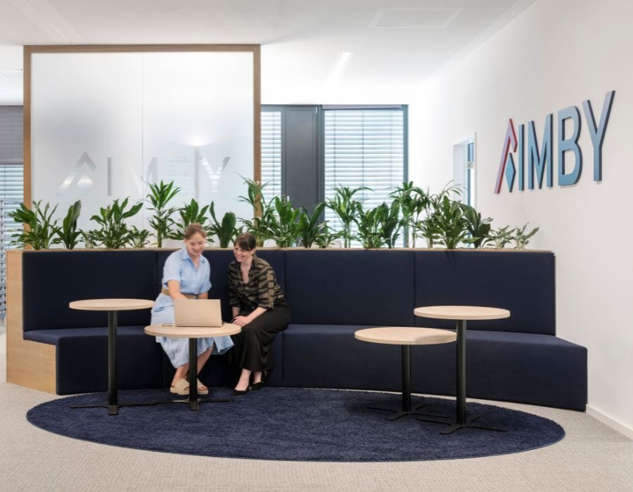 Empfangsbereich mit Sitzgelegenheit in der neuen Arbeitswelt der Immobilien Freistaat Bayern, Beratung und Planung designfunktion München