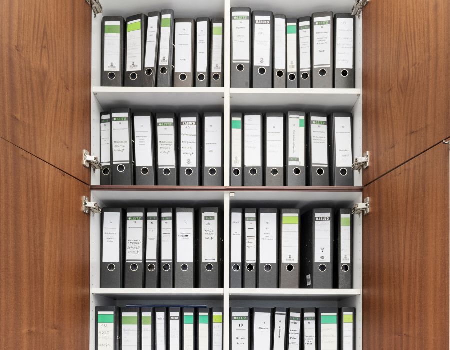 voller Aktenschrank in der Zentrale der Immobilien Freistaat Bayern vor dem Umzug und der Neugestaltung der Arbeitswelt mit Unterstützung von designfunktion