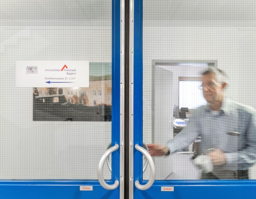 Zugang zu den Büros der Immobilien Freistaat Bayern vor dem Umzug und der Neugestaltung der Arbeitswelt mit Unterstützung von designfunktion