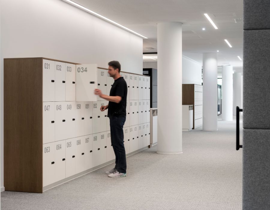 Mitarbeiter an Locker-Schränken in der neuen Arbeitswelt der Immobilien Freistaat Bayern, Beratung und Planung designfunktion München