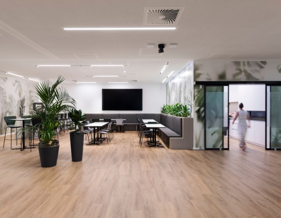 Blick auf Working-Café mit angrenzender Küche in der neuen Arbeitswelt der Immobilien Freistaat Bayern, Beratung und Planung designfunktion München