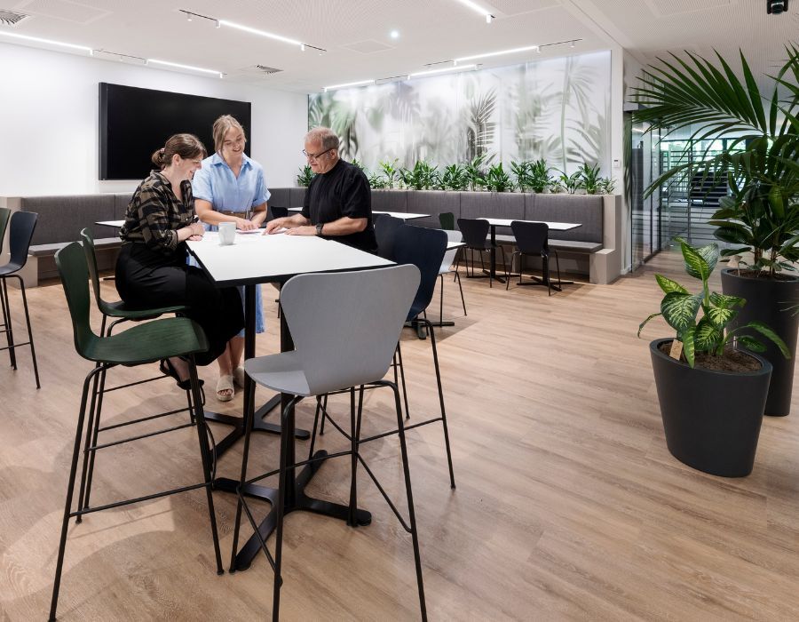 Besprechung im Working Café in der neuen Arbeitswelt der Immobilien Freistaat Bayern, Beratung und Planung designfunktion München