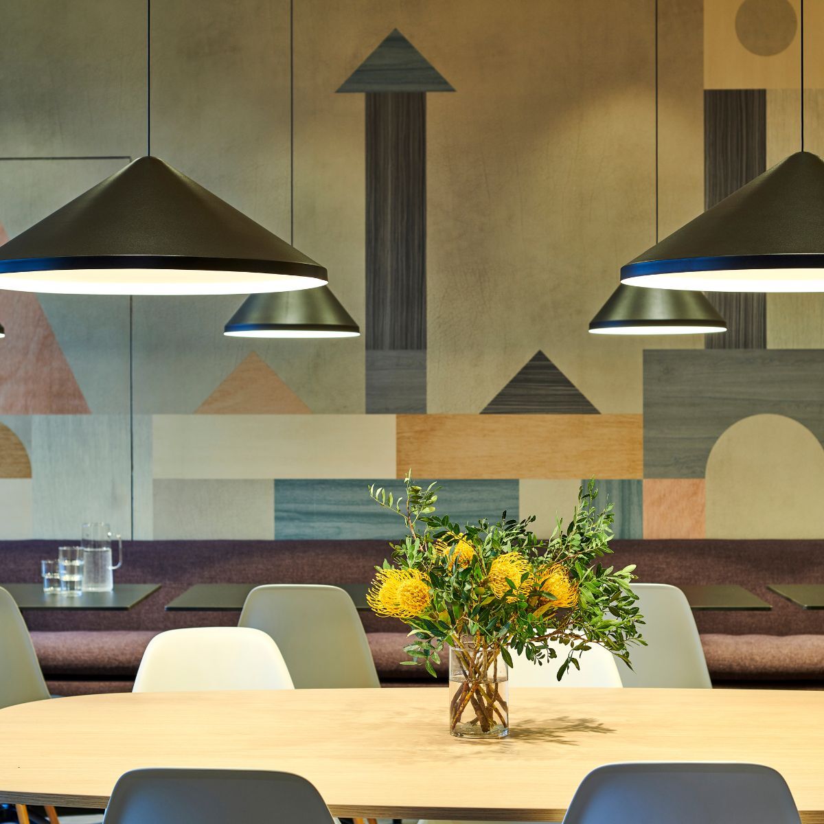 Gemeinschafts- und Essbereich eines Jobcenters, geplant und eingerichtet von designfunktion