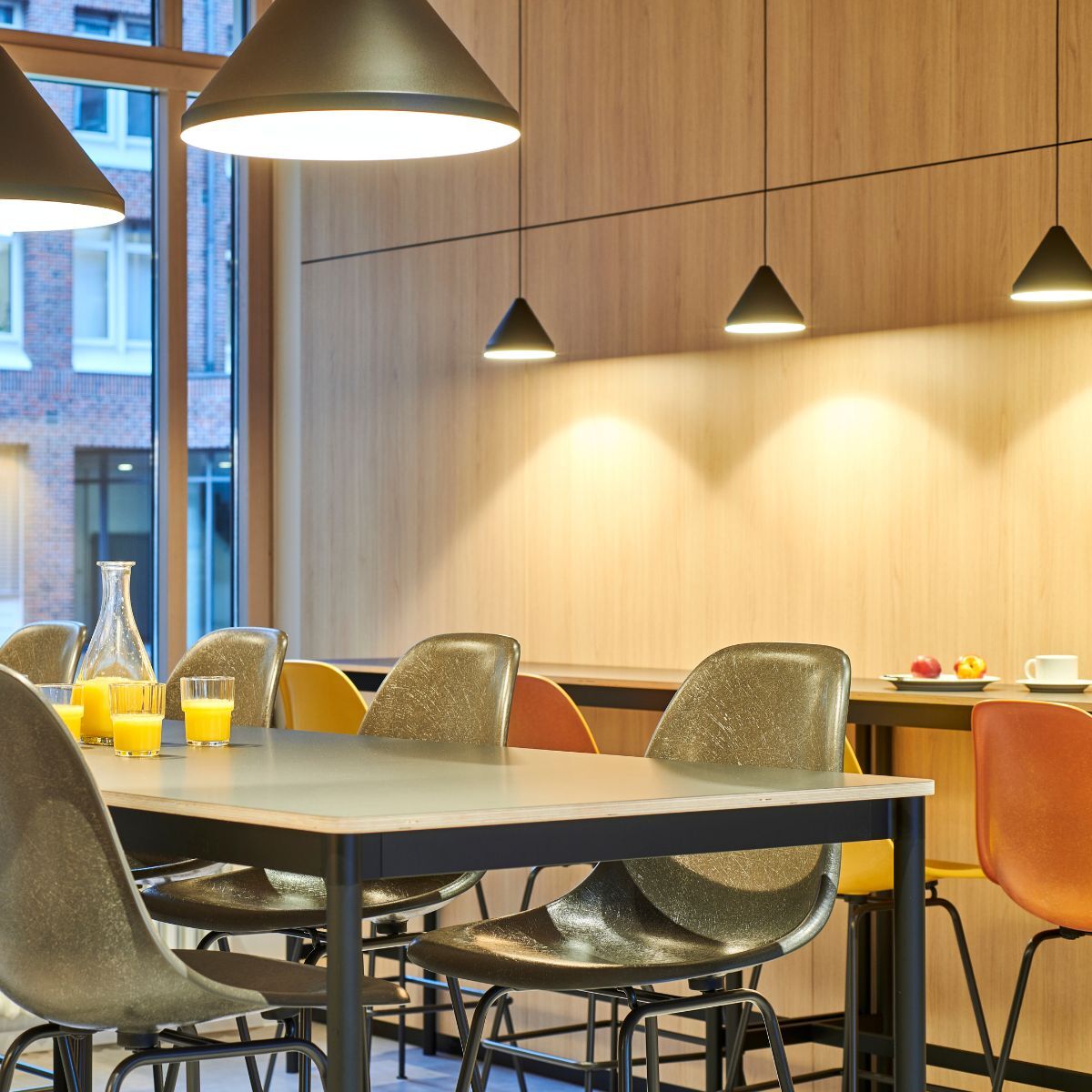 Aufenthalts- und Essensbereich eines Jobcenters, geplant und eingerichtet von designfunktion