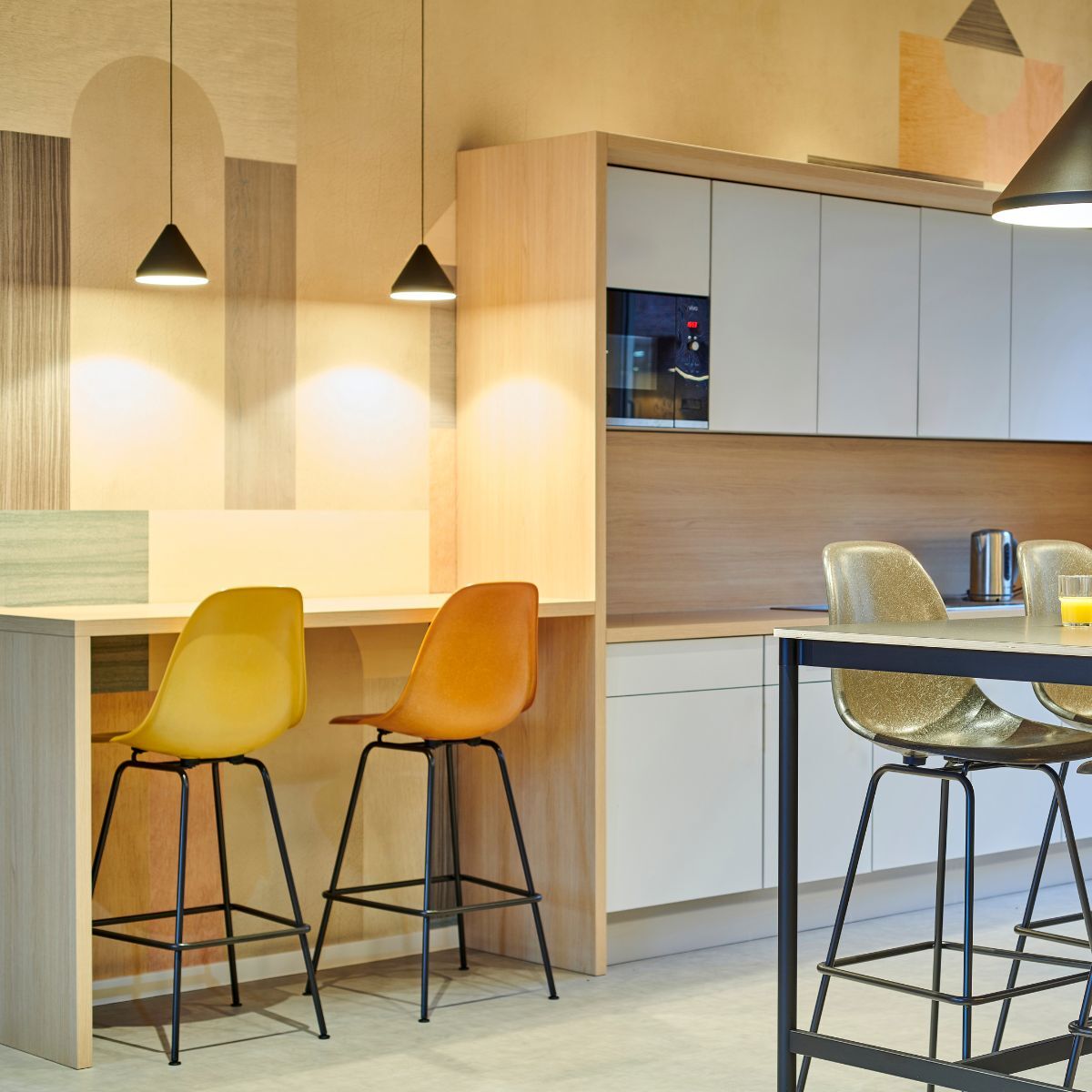 Küche und Tische mit Hochstühlen in einem Jobcenter, geplant und eingerichtet von designfunktion