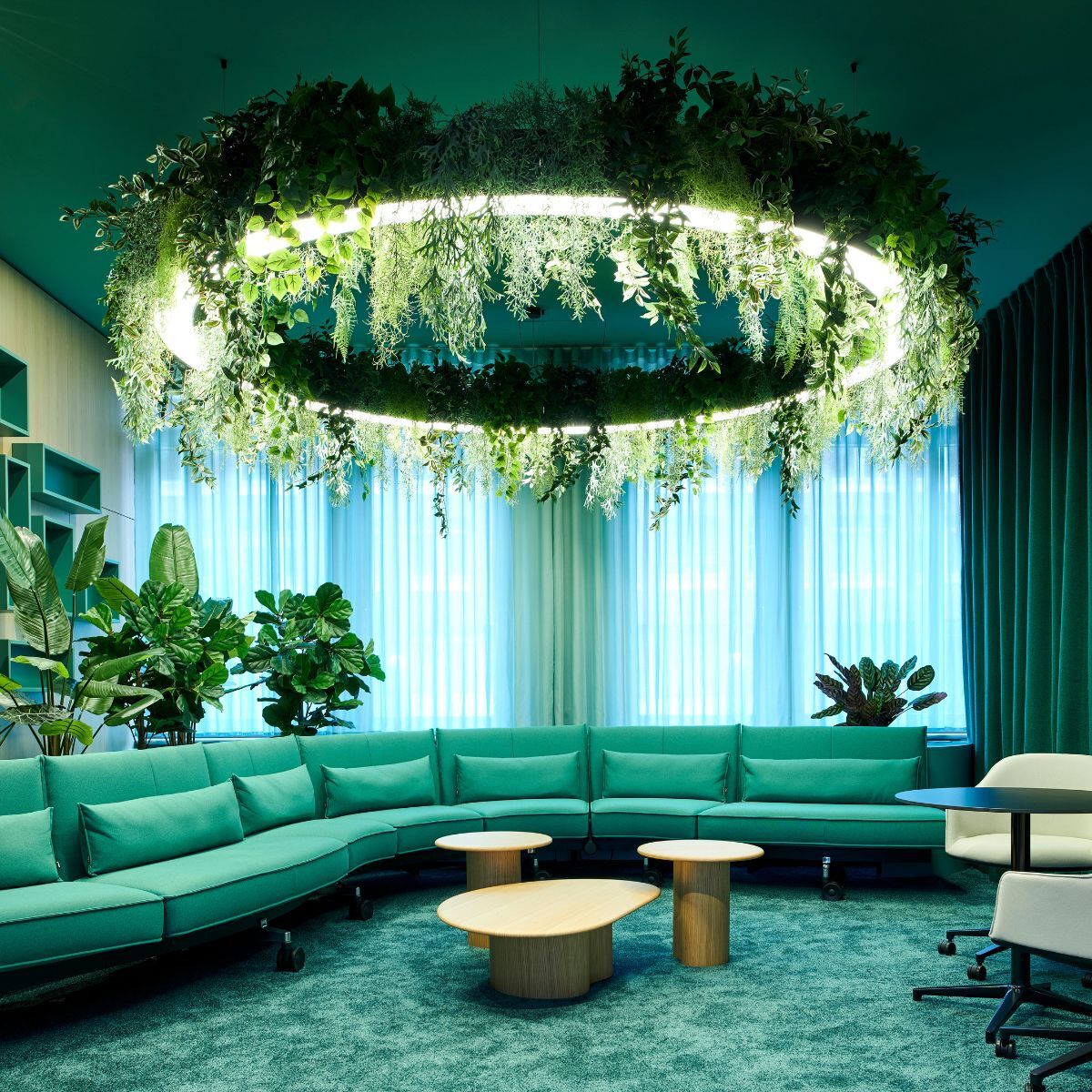 Lange Sitzbank in der Lounge eines Jobcenters, geplant und eingerichtet von designfunktion