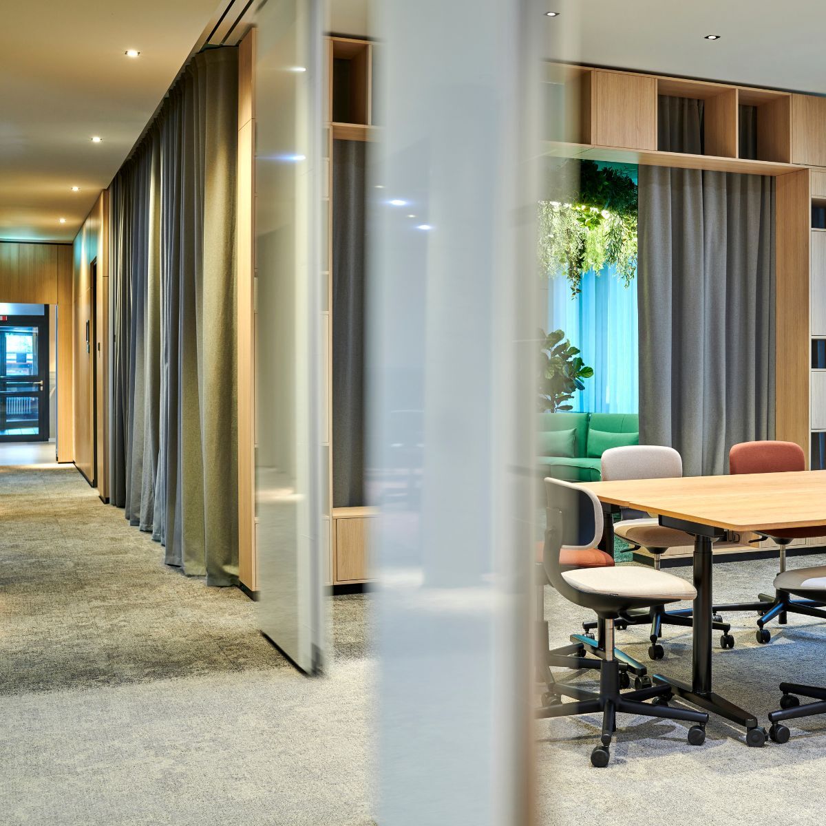 Flur und Besprechungsbereiche, die durch Vorhänge abgetrennt sind in einem Jobcenter, geplant und eingerichtet von designfunktion