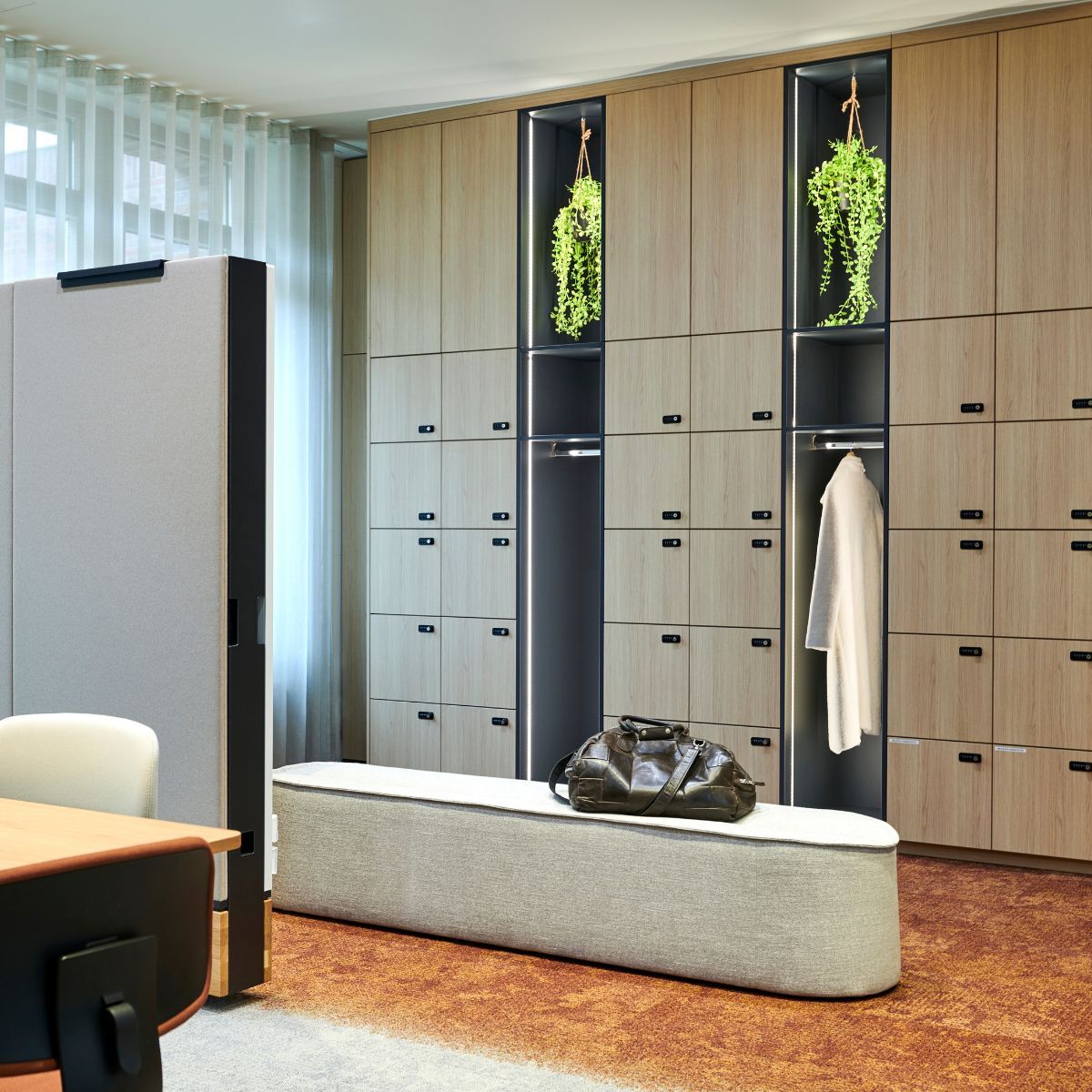 Spinte im Garderobenbereich eines Jobcenters, geplant und eingerichtet von designfunktion