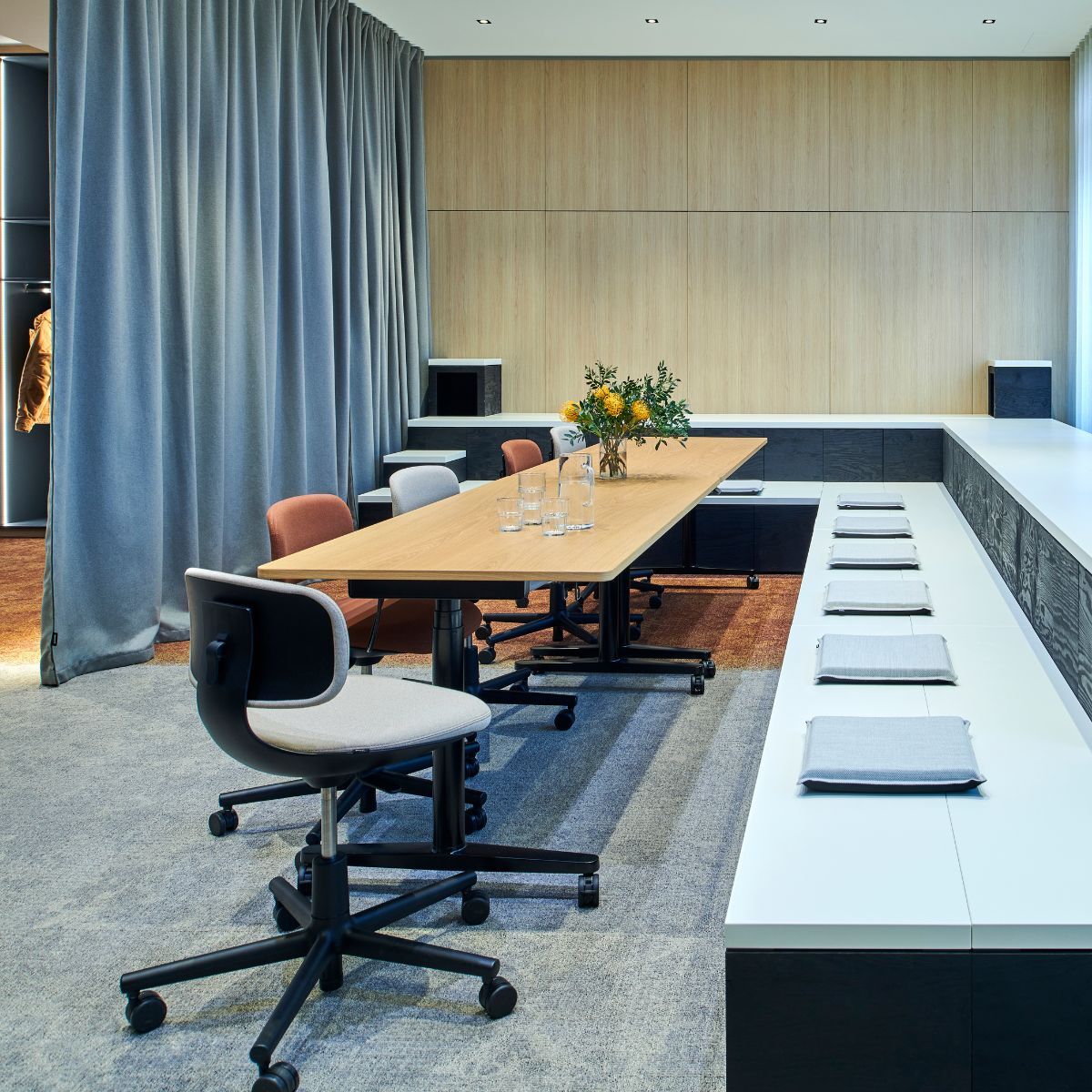 variabel nutzbarer Co-Working-Bereich mit unterschiedlichen Sitzgelegenheiten in einem Jobcenter, geplant und eingerichtet von designfunktion