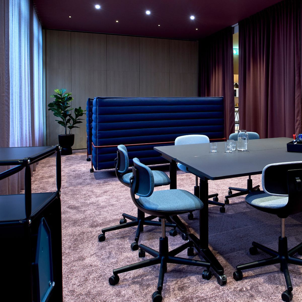 Verschiedene Optionen zum Co-Working in einem Jobcenter, geplant und eingerichtet von designfunktion