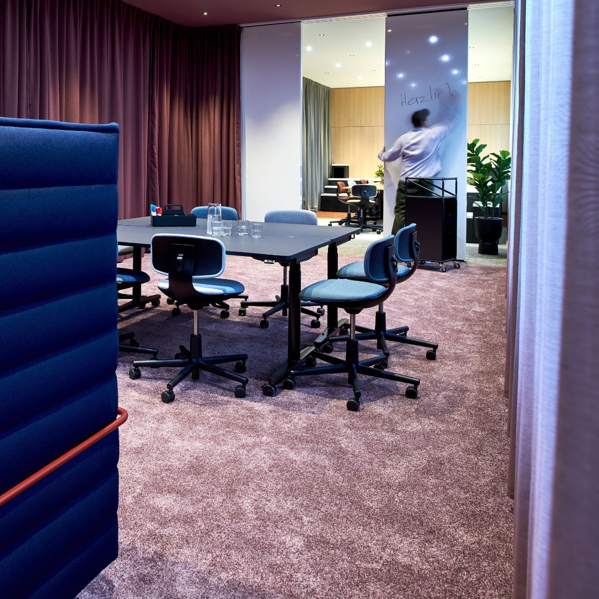 Co-Working-Bereich mit Whiteboard eines Jobcenters, geplant und eingerichtet von designfunktion