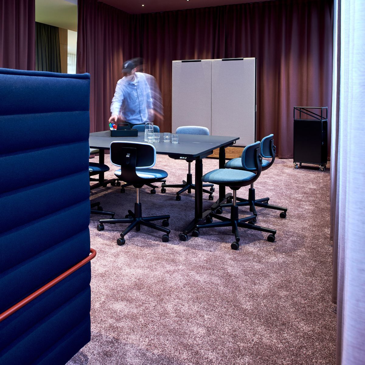 Workshop- und Besprechungsbereich eines Jobcenters, geplant und eingerichtet von designfunktion